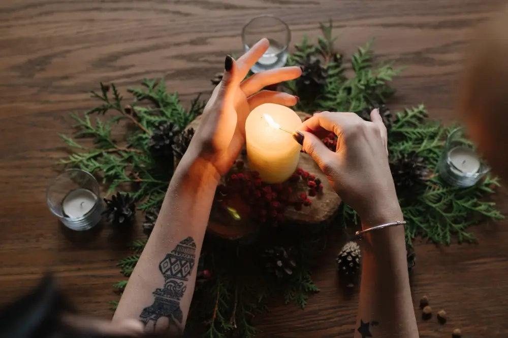 Encendiendo velas para empezar el ritual lunar