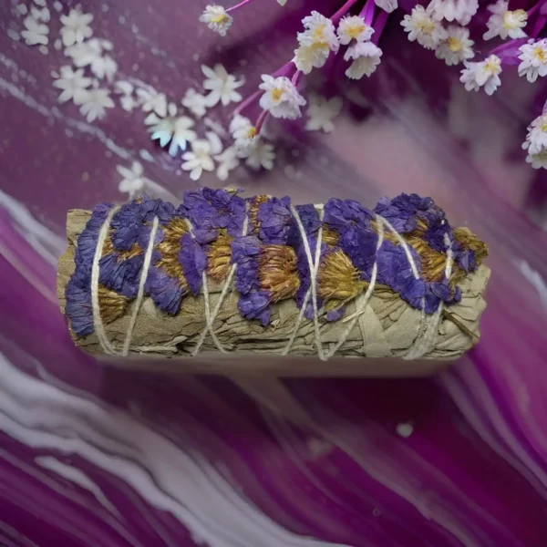 Comprar Atadillo de salvia blanca con flor de sinuata morada