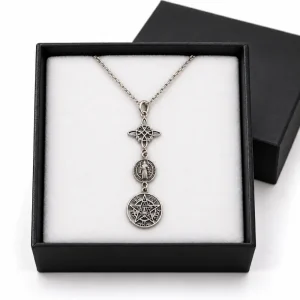 Colgante de plata 925 con Nudo de Brujas arriba, San Benito en el centro y Pentagramatón abajo, presentado en caja negra.
