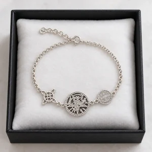 Pulsera de cadena de plata 925 con Nudo de Brujas, Pentagramatón y San Benito sobre almohadilla blanca en caja negra.
